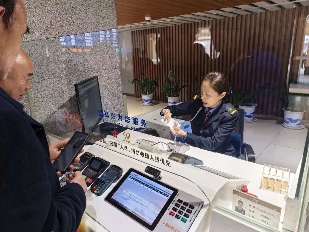 <b>西安铁路局：车票价有优</b>