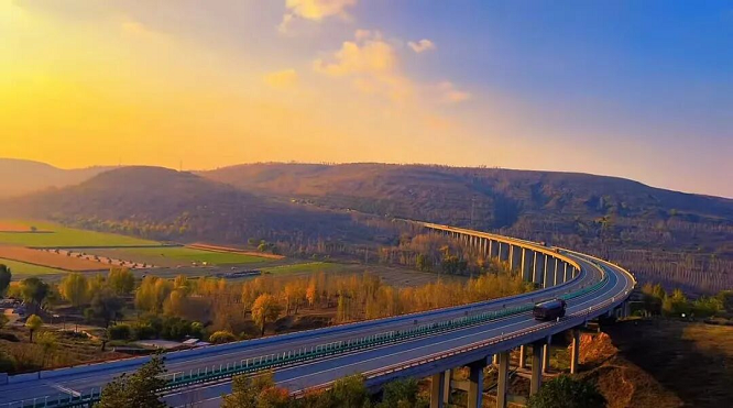 <b>靖边银湾“果子沟大桥”:黄土高原上的公路诗 解锁秋日文旅新地标</b>