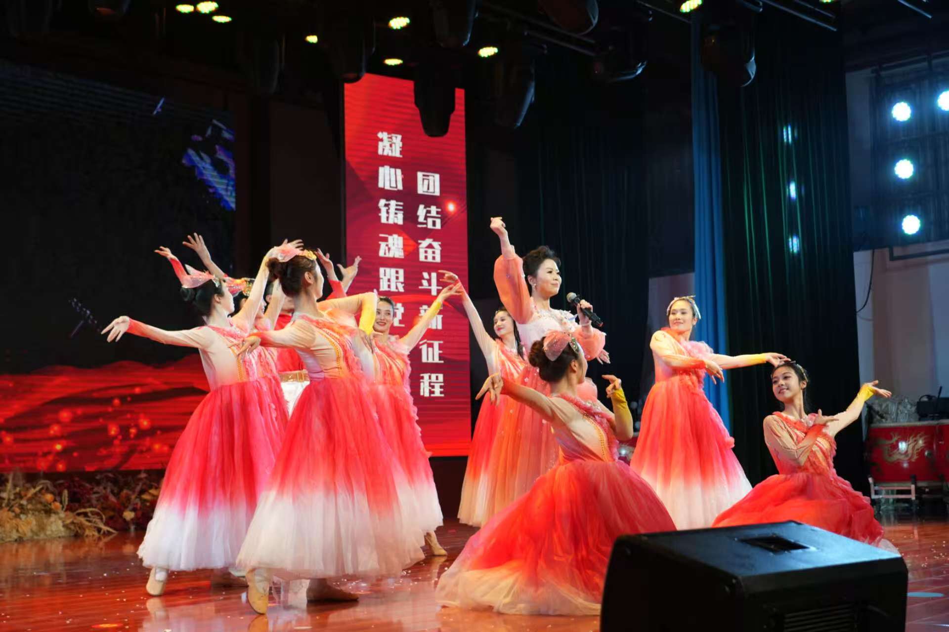 <b>歌曲、舞蹈、秦腔……齐上阵！工会文艺轻骑兵走进西安周至县慰问演出</b>