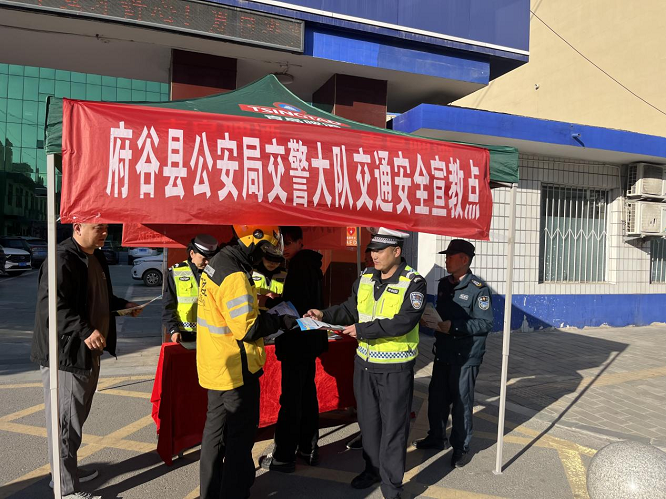 府谷交管“马路学堂”开讲！让交通安全宣传“活”起来  