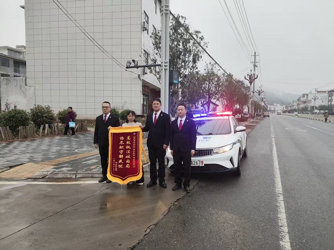 <b> 商洛市商南县人民法院：交叉执行显担当 锦旗见证司法暖</b>