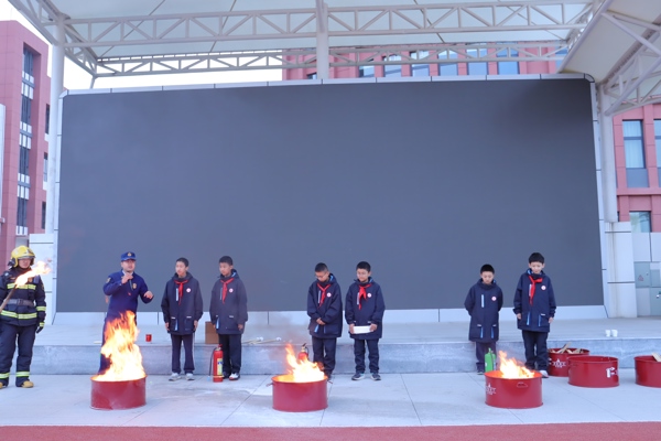 <b> 榆林市高新区消防救援大队走进学校开展消防安全培训演练  </b>