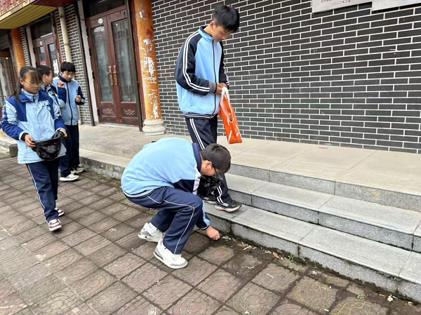 <b>文明接力  美我家园太白县鹦鸽镇新时代文明实践点亮街头</b>