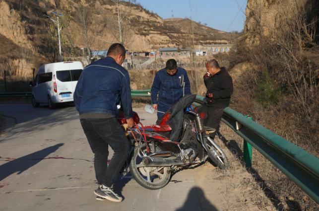 山路急弯处，他们为受伤老人搭起生命“守护岗”  