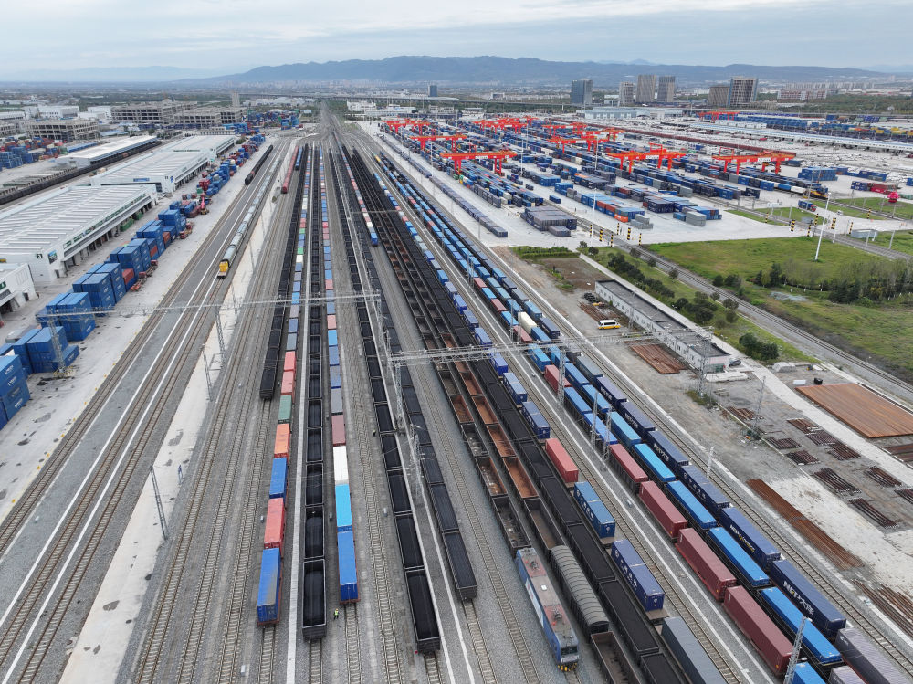 <b>习近平总书记关切事｜中欧班列通陆达海</b>