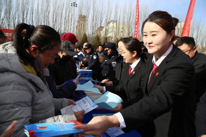 <b>榆林市靖边县人民法院参加“12·4”国家宪法日暨平安靖边建设集中宣传活动</b>