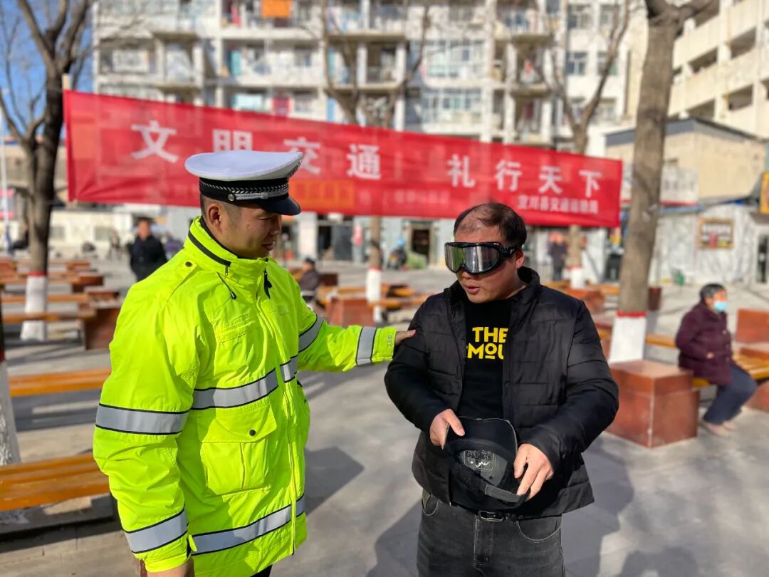 延安市宜川县公安交警开展“122”全国交通安全日主题宣传活动