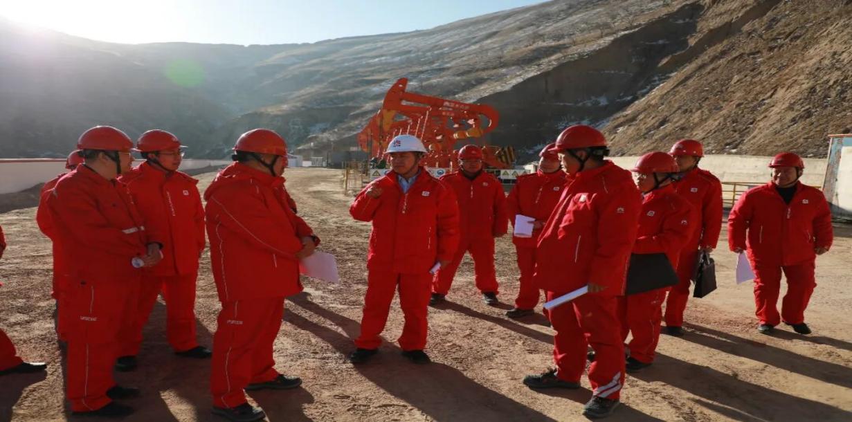 延长油田靖边采油厂厂长薛涛深入一线开展成本管控工作专题调