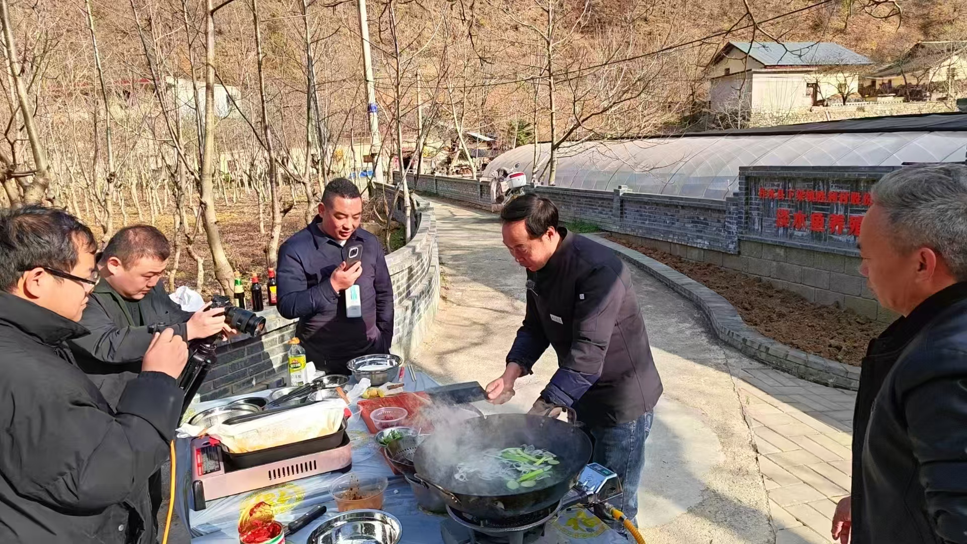 <b>商洛市柞水县：生态泉水养鲜鱼  直播助农火出圈  </b>