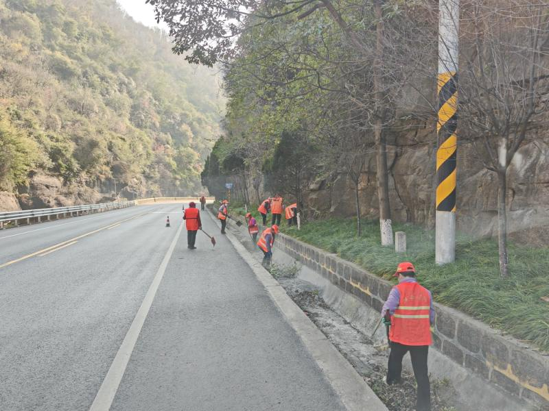 汉中市宁强县公路段多措并举除尘降霾保蓝天