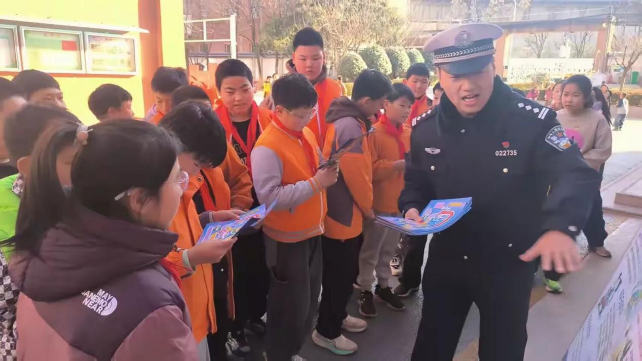 灞桥区老洞小学交通安全宣教活动：交通安全进校园 护航平安上