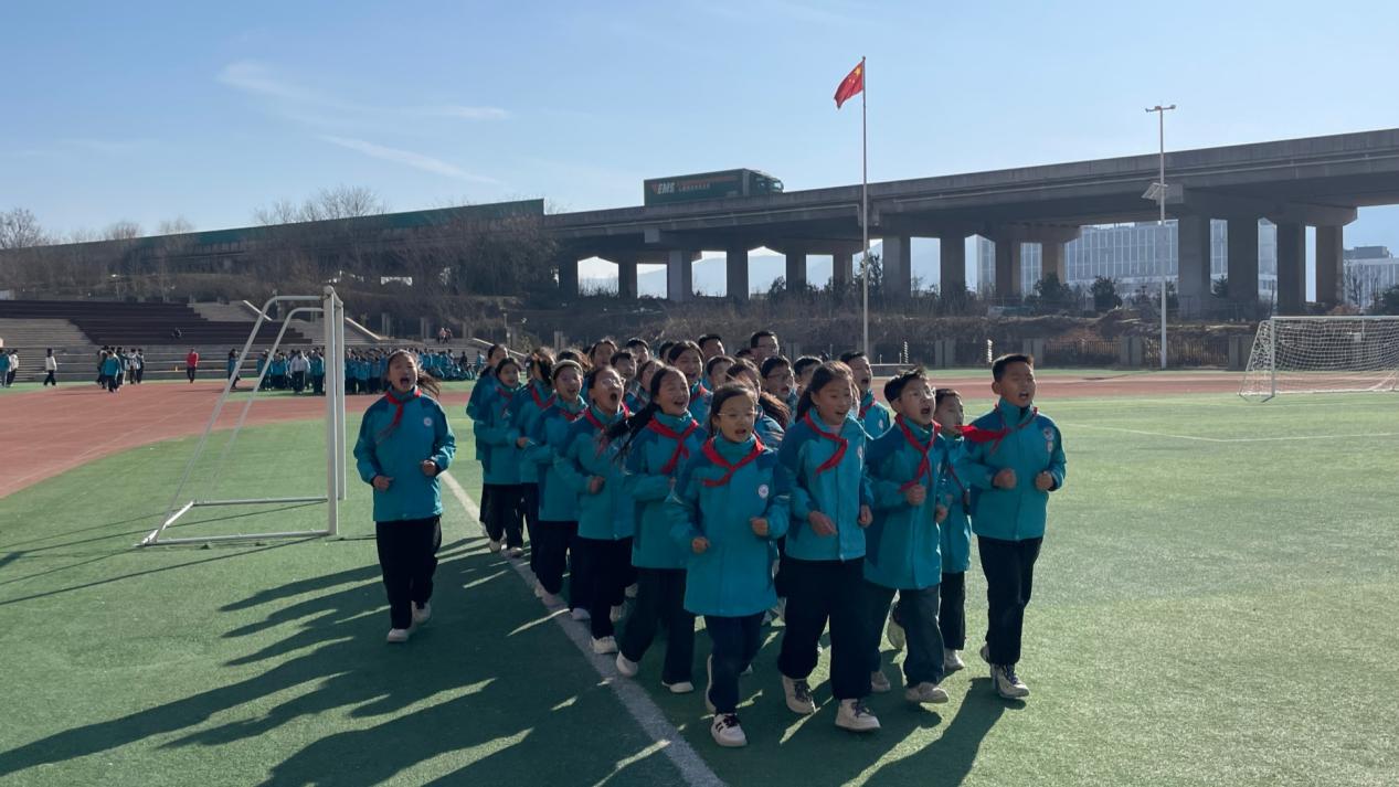 西安六十三中“最美大课间”：阳光体育点燃校园 青春活力绽放