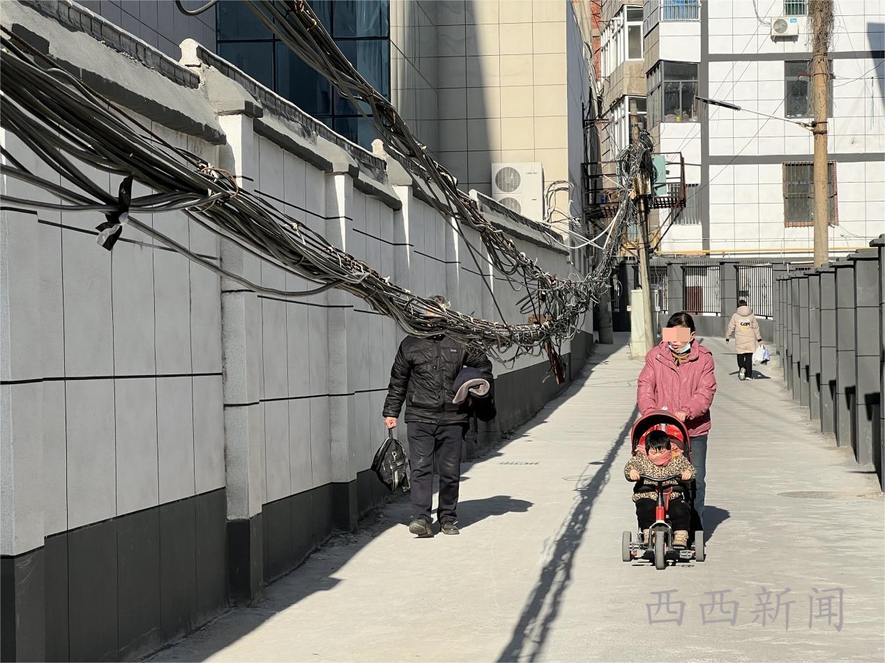 <b>商洛老城区“线缆垂落”隐患突出，市民呼吁尽快排险</b>