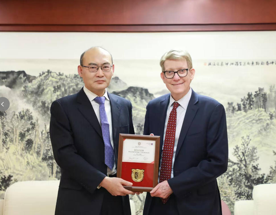 <b>中国文学艺术基金会为罗伯特·倪德伦颁发“国际志愿者”证书</b>