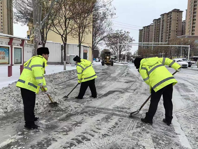<b>河南省商丘交警及时除雪破冰排查隐患保畅 通便民出行暖人心  </b>