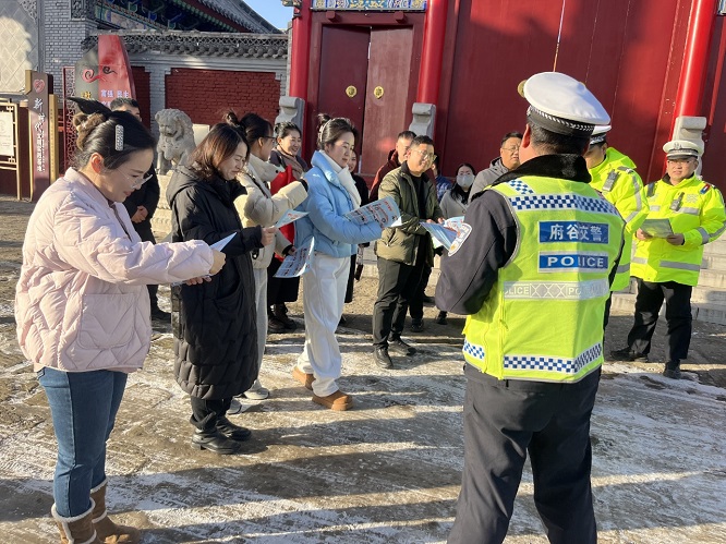 <b>榆林市府谷县公安局交管大队城区中队在府州古城开展安全宣传活动 </b>