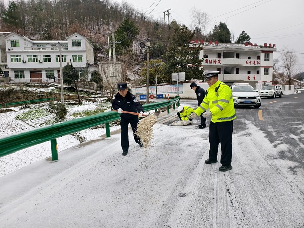 <b>安康市紫阳县：风雪砺精兵 坚守保畅通</b>