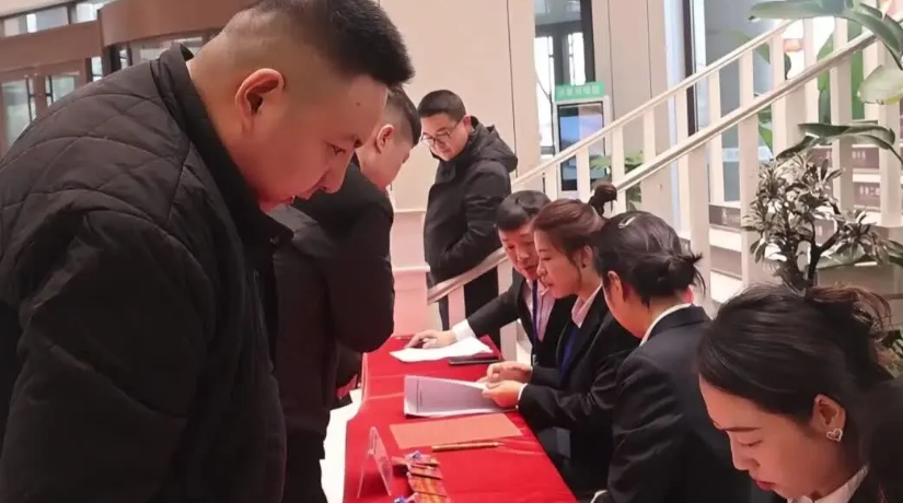 参加靖边县两会的人大代表和政协委员向大会报到   