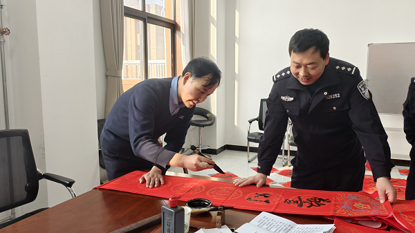 宝鸡市太白县公安局举办“迎新春 写春联 送祝福”活动