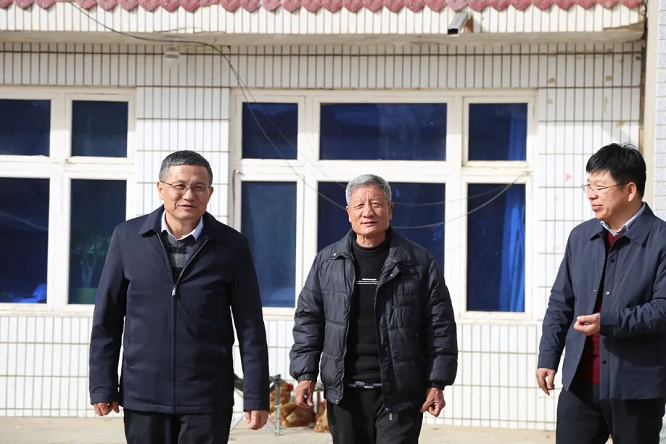 榆林市靖边县人民法院党组书记、院长张涛走访慰问困难党员群