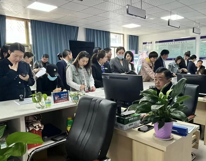 “小窗口”巧解“大流量”——靖边公安出入境“三招妙手”护