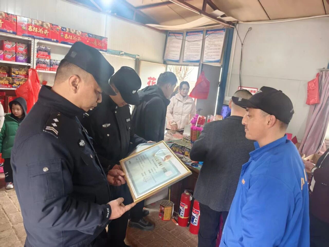 渭南市合阳县：万家灯火守岁时 藏蓝护航不打烊