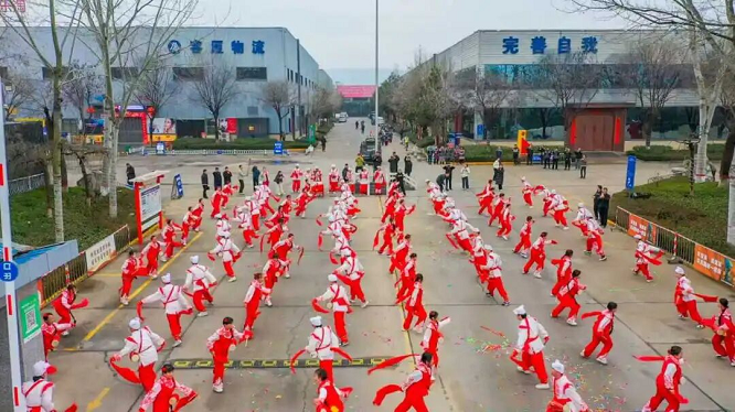 渭南市高新区：百人腰鼓贺新春 鼓韵声声启新程   