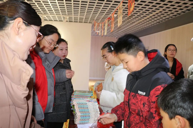 榆林市靖边县图书馆举办“马跃书山·灯耀元宵”猜灯谜活动