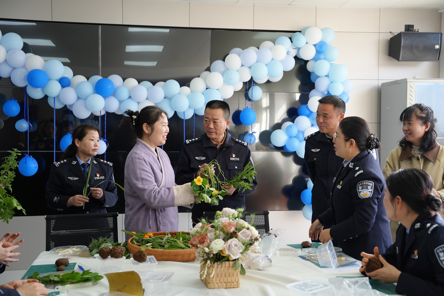 致敬每一位“她”力量！渭南市合阳公安：巾帼铸忠诚 警营绽芳