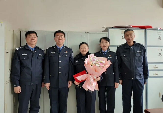 榆林市米脂县公安局开展“暖心慰问·致敬巾帼女警”走访活动