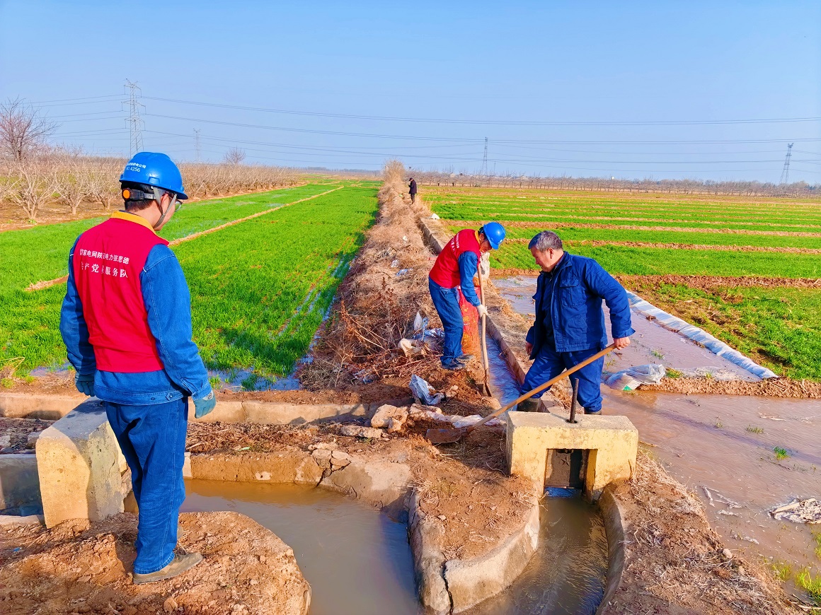 <b>国网合阳县供电公司：春灌保电进田间 护航春耕助丰收</b>