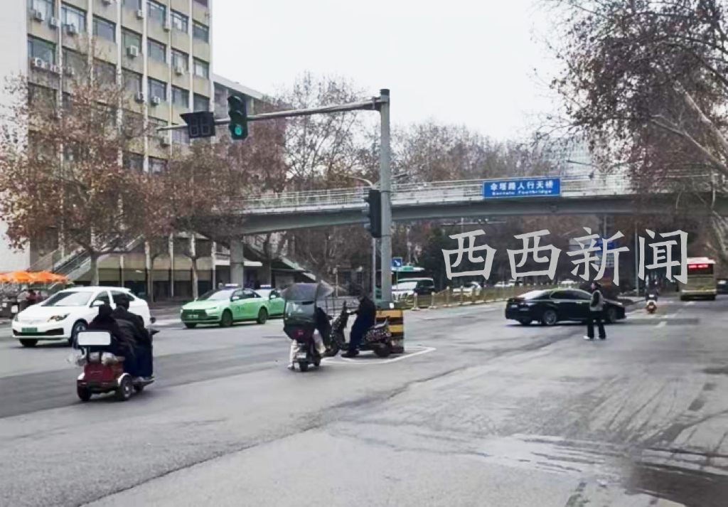 <b>交通灯“站”在路中间影响通行？西安碑林交警回应</b>
