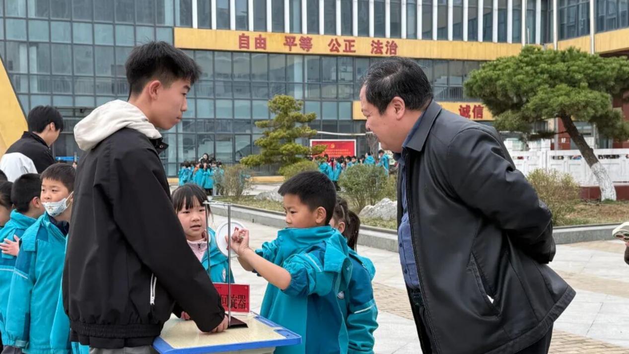 西安市第六十三中学科技游园会点燃学生探索热情