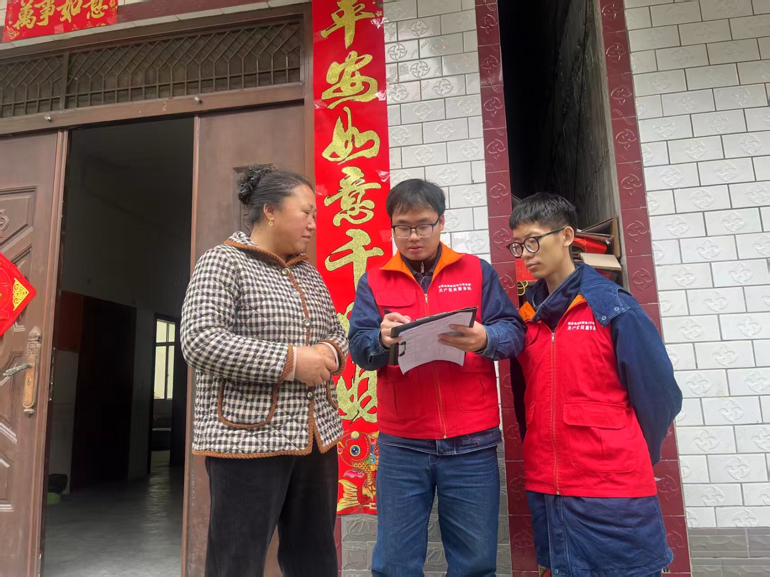 <b>国网镇坪县供电公司：上门走访除隐患 贴心服务暖民心</b>