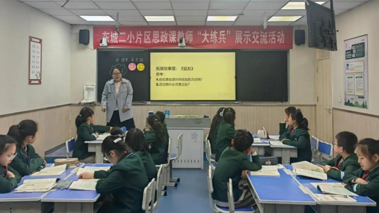 灞桥区东城二小片区思政课“大练兵”开赛 7所学校教师同台“