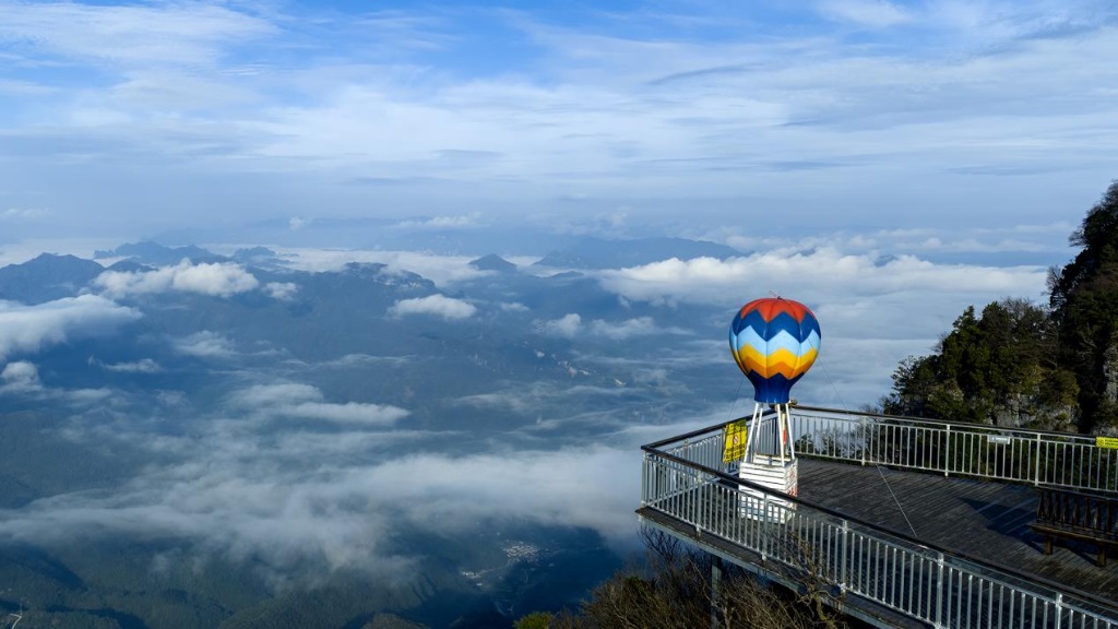 <b>陕西汉中：春日龙头山 云雾伴青山</b>