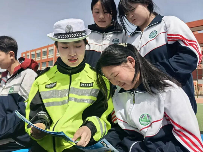 <b>榆林市靖边县公安局：法治宣传“沾泥土”“带露珠”“冒热气”</b>