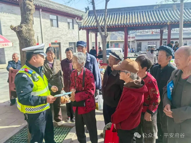 <b>榆林市府谷公安交警走进田间地头护航春耕安全</b>