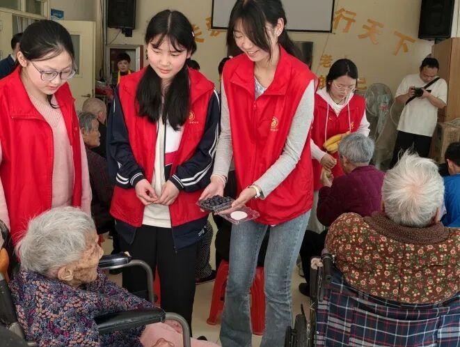 <b>河南信阳固始县高级中学开展敬老慰问志愿活动</b>