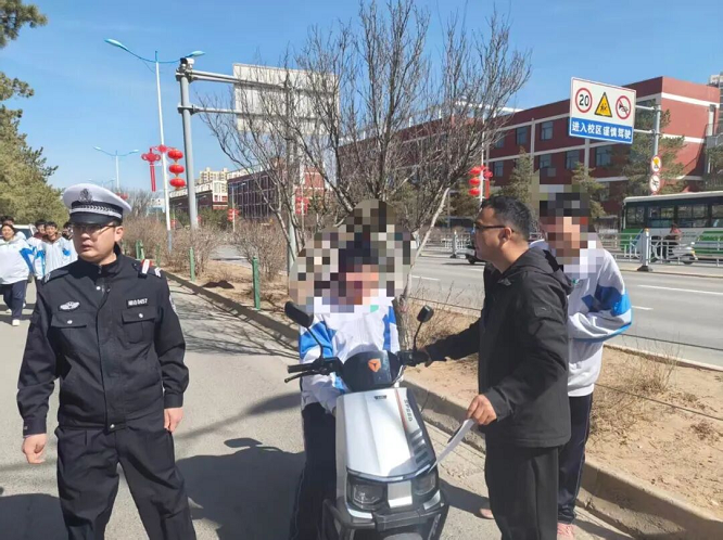 家校警三方联动重拳出击，严查学生违规骑乘电动车摩托车