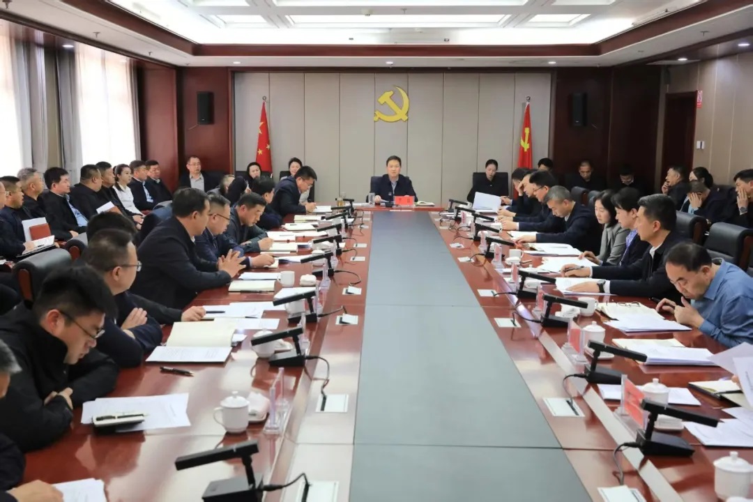 延安市政协副主席、吴起县委书记贺毅主持召开县委常委会（扩