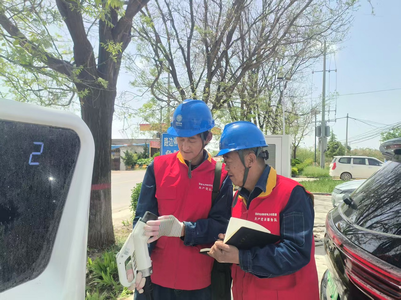 <b>国网渭南供电公司：全面“体检”充电桩 护航“五一”绿色行</b>
