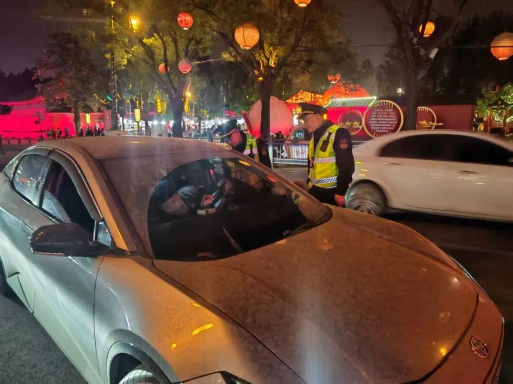 西安曲江严打“无证网约车”：两“黑车”景区接客被查扣并处