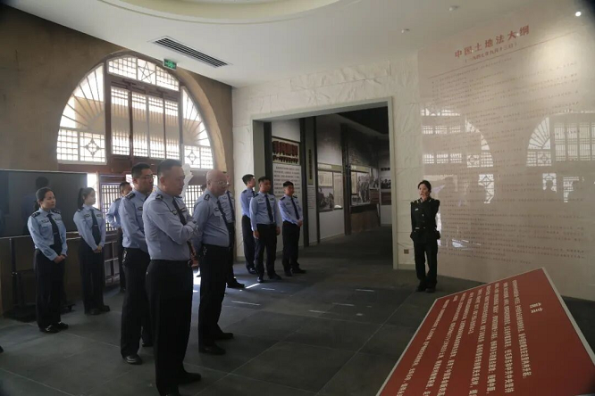 <b>榆林市米脂县公安局青年民辅警赴佳县神泉堡、黄河博物馆开展研学活动</b>