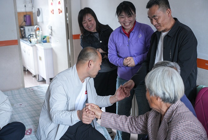 迟到42年的团圆！第一书记助力圆梦 千里游子归乡认亲