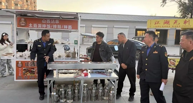 筑牢用气安全防线 榆林市靖边城管为流动摊贩液化气罐安全 “