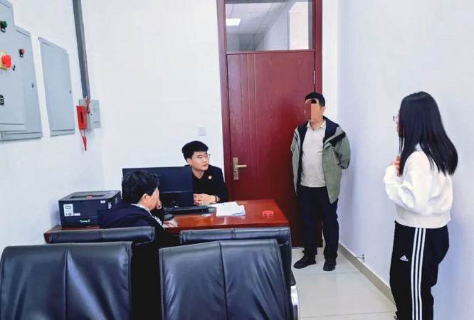 七旬母亲带儿还“债” 用诚信为儿“正名”   