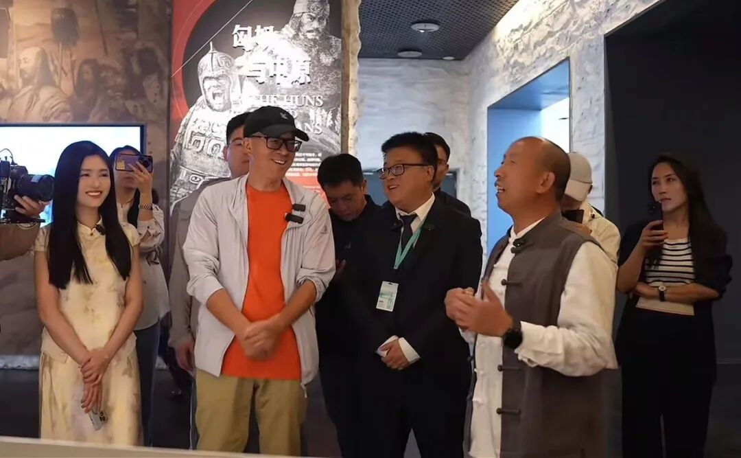 俞敏洪一行探秘统万城 流量赋能塞上文旅新活力