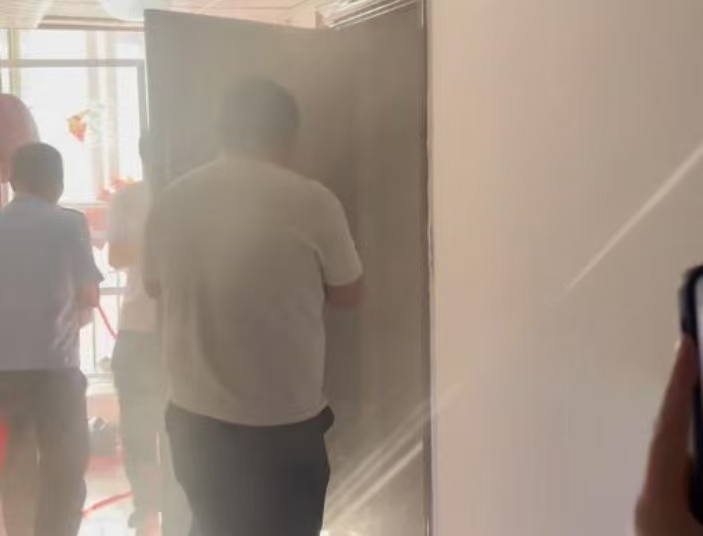 <b>商洛一小区住户家中疑似艾条着火，邻居小孩及时发现化险为夷</b>