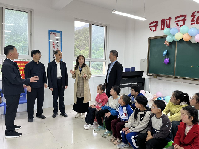 <b>商洛市：爱心助学迎六一 情暖校园助成长  </b>